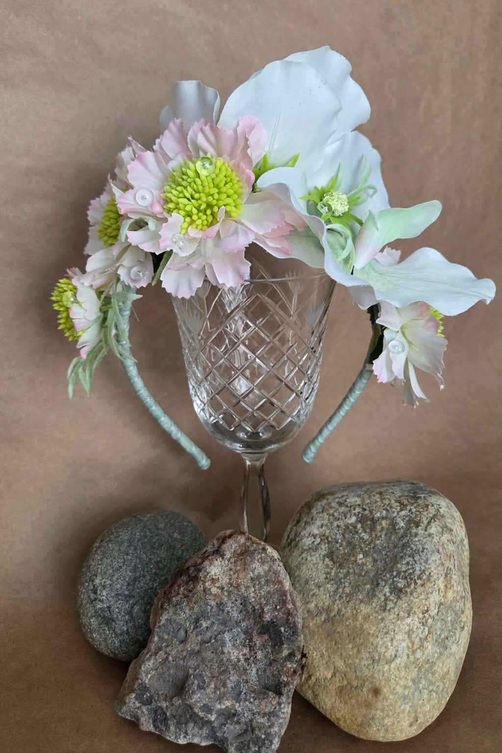 Panta orkideaa ja scabiosaa