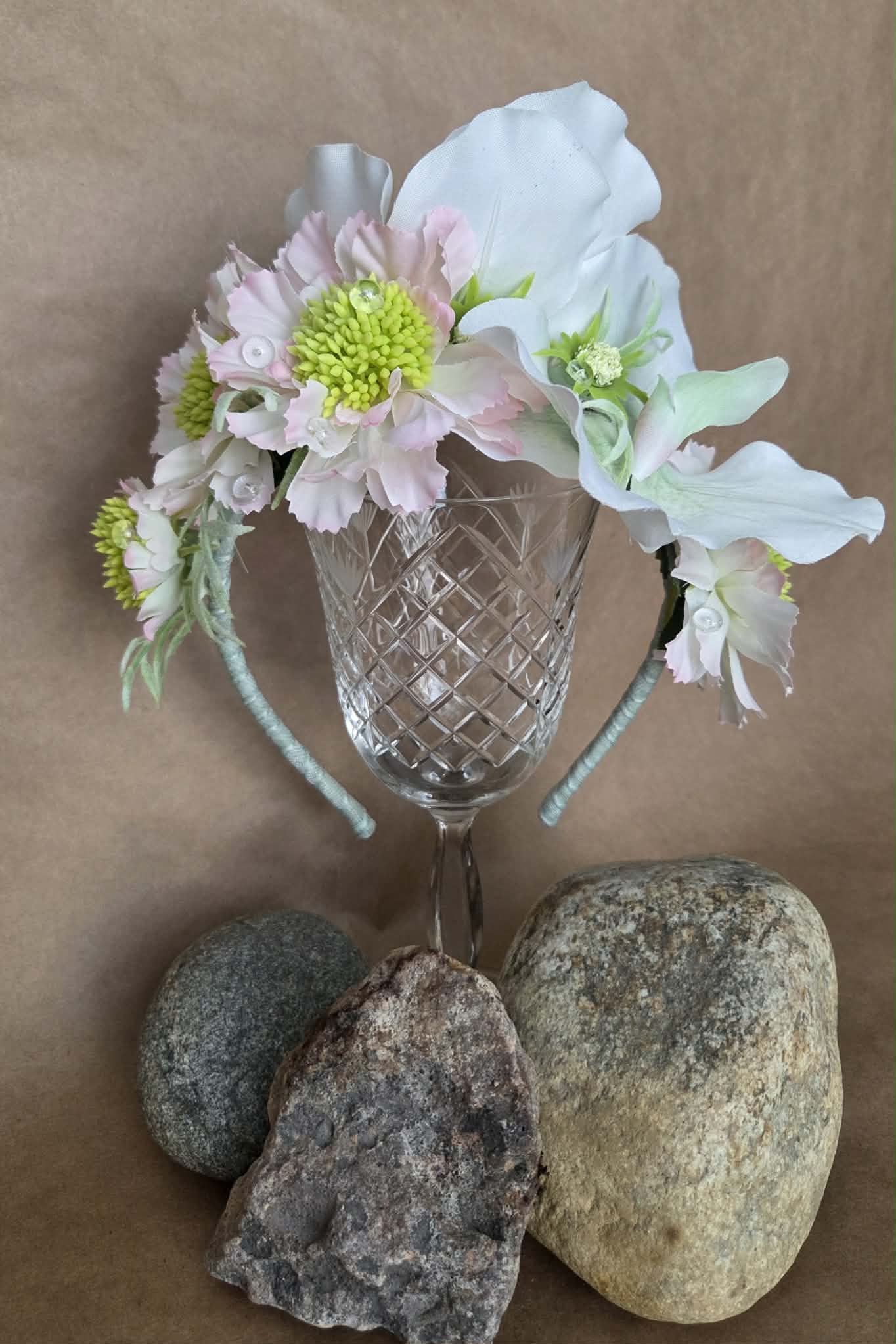 Panta orkideaa ja scabiosaa