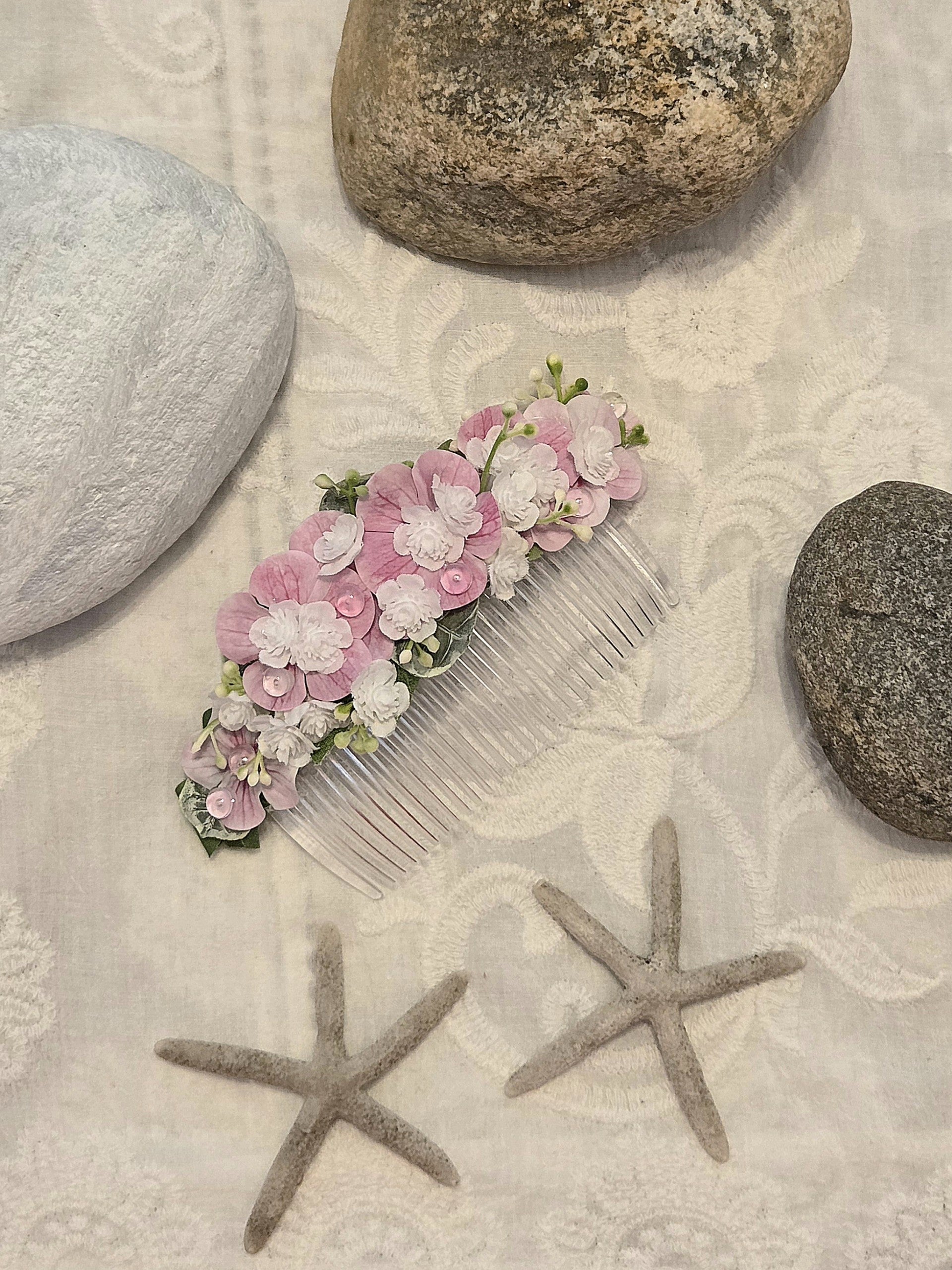 Kukkahiuskampa näyttävä pinkki valkoinen